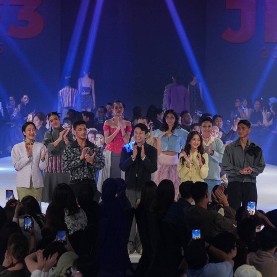 Tities Sapoetra Rayakan Perjalanan Perubahan Lewat THRESHOLD di BRI JF3 Fashion Festival